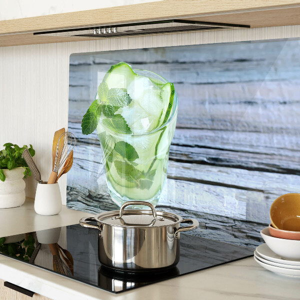 Tabla de cocina Un cóctel refrescante con menta.