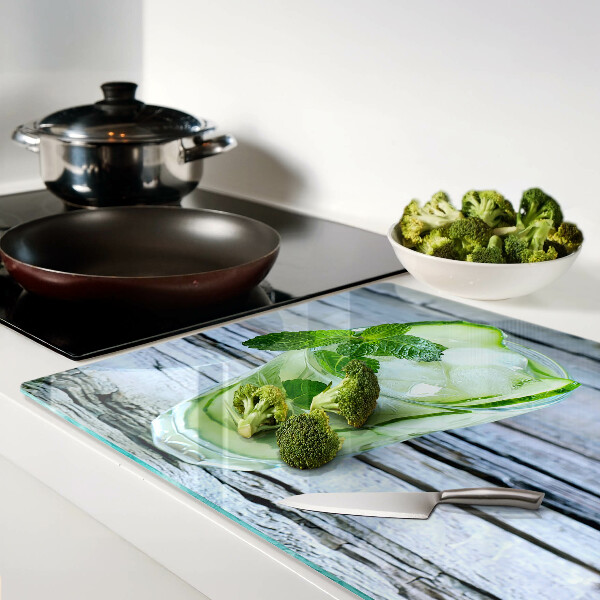 Tabla de cocina Un cóctel refrescante con menta.