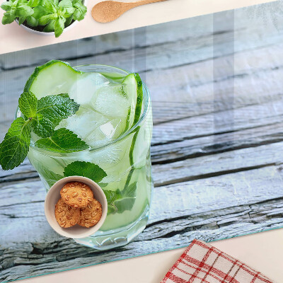 Tabla de cocina Un cóctel refrescante con menta.