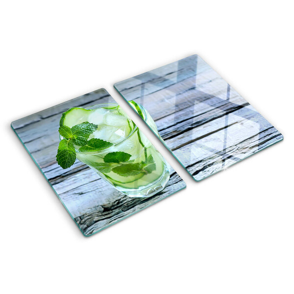 Tabla de cocina Un cóctel refrescante con menta.