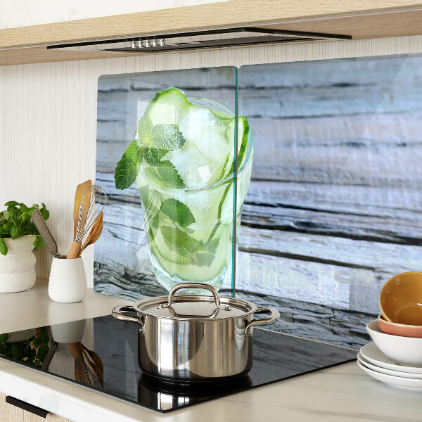 Tabla de cocina Un cóctel refrescante con menta.