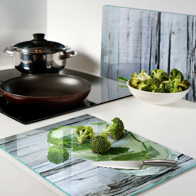 Tabla de cocina Un cóctel refrescante con menta.