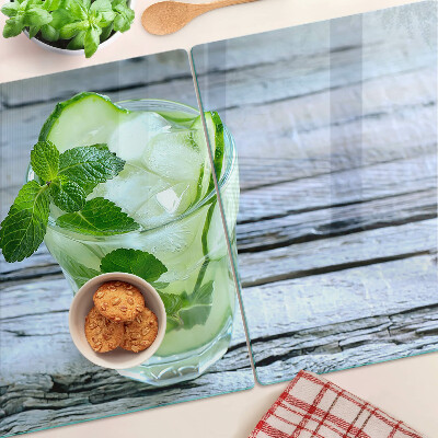 Tabla de cocina Un cóctel refrescante con menta.