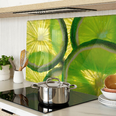 Tabla de cocina Rodajas de lima sobre un fondo verde