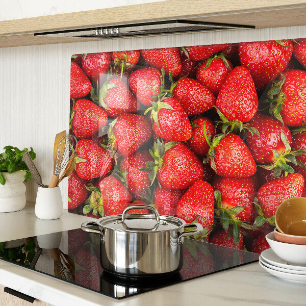 Tabla de cortar Fresas sobre fondo rojo