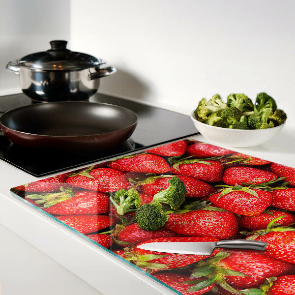 Tabla de cortar Fresas sobre fondo rojo