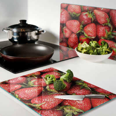 Tabla de cortar Fresas sobre fondo rojo