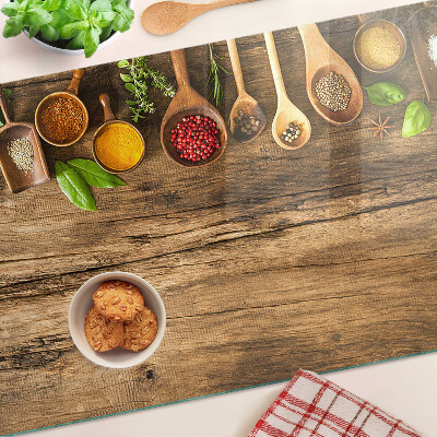 Szklana deska do krojenia Przyprawy i zioła na drewnianym tle