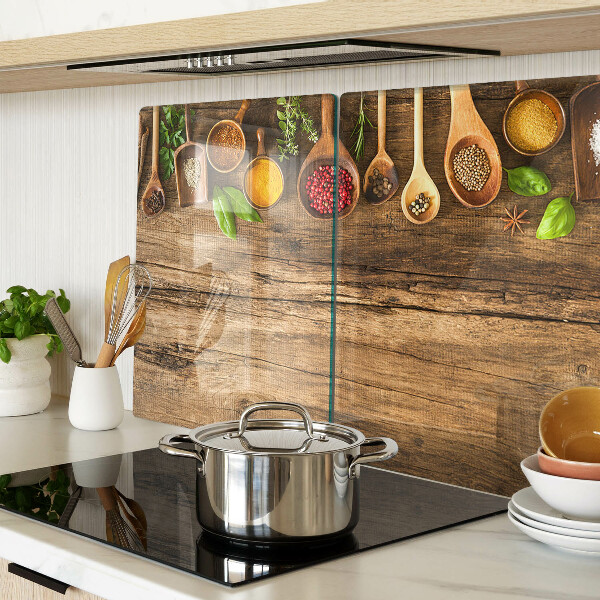 Szklana deska do krojenia Przyprawy i zioła na drewnianym tle