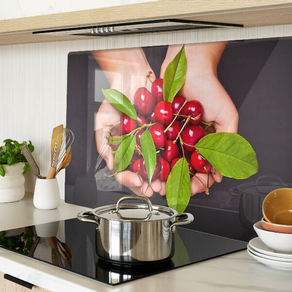 Szklana deska do krojenia Czerwone wiśnie w dłoniach