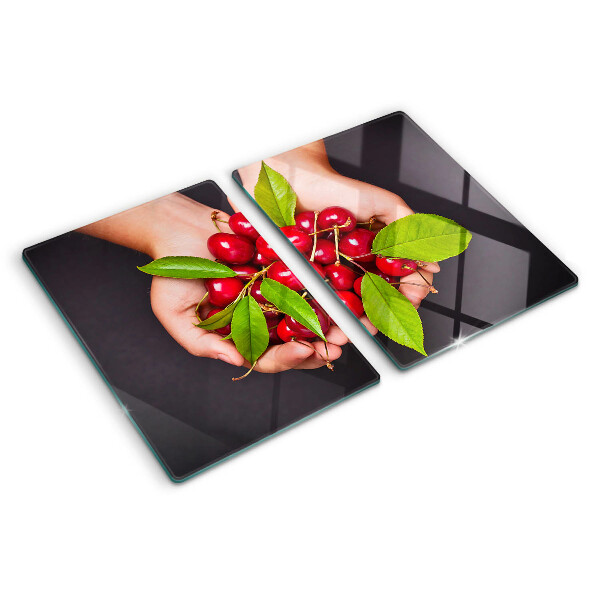 Tabla para cortar Cerezas rojas en las manos