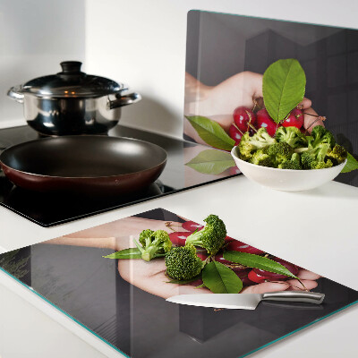 Tabla para cortar Cerezas rojas en las manos