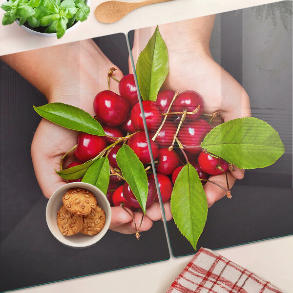 Tabla para cortar Cerezas rojas en las manos