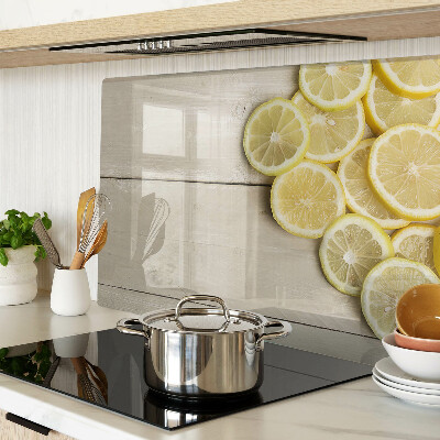 Tabla de cortar Rodajas de limón sobre un fondo de madera