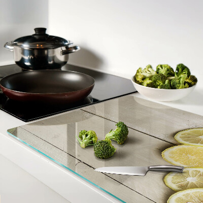 Tabla de cortar Rodajas de limón sobre un fondo de madera