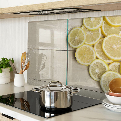 Tabla de cortar Rodajas de limón sobre un fondo de madera