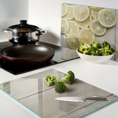 Szklana deska do krojenia Plastry cytryny na drewnianym tle