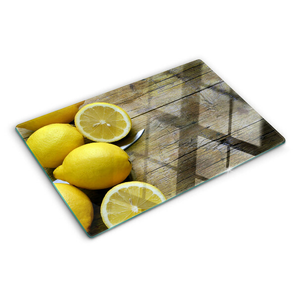 Tabla para cortar Limones sobre un fondo de madera