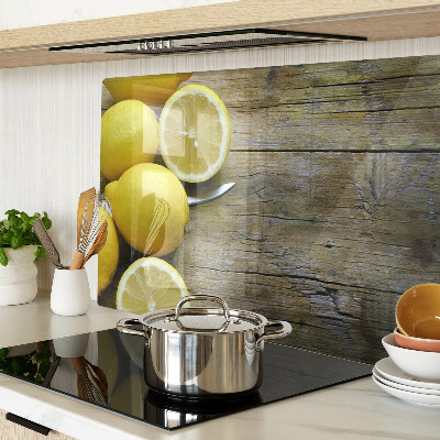 Tabla para cortar Limones sobre un fondo de madera