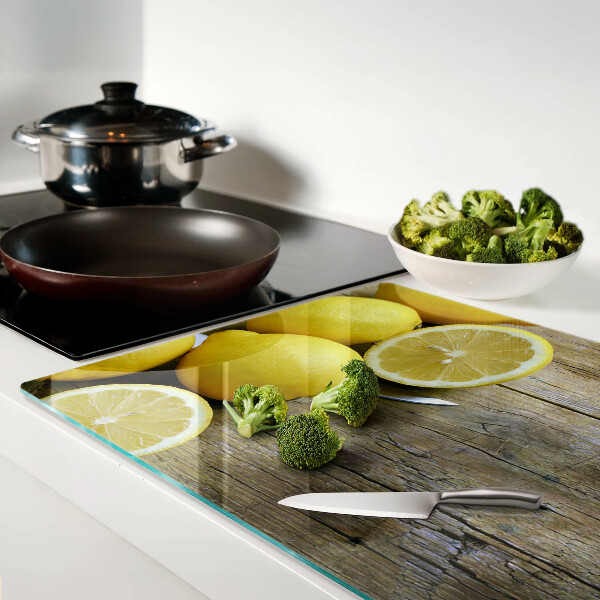 Tabla para cortar Limones sobre un fondo de madera