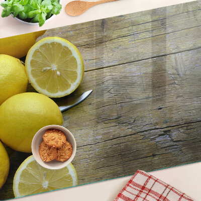 Tabla para cortar Limones sobre un fondo de madera