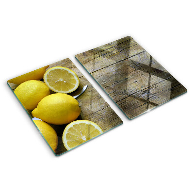 Tabla para cortar Limones sobre un fondo de madera