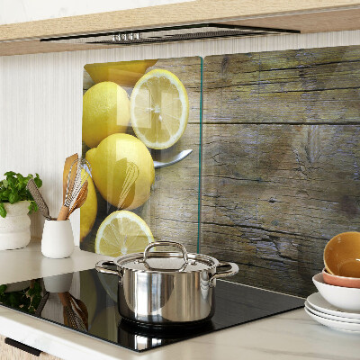 Tabla para cortar Limones sobre un fondo de madera