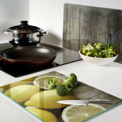 Tabla para cortar Limones sobre un fondo de madera