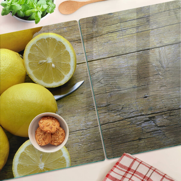 Tabla para cortar Limones sobre un fondo de madera