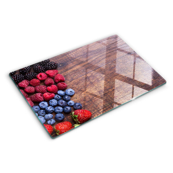 Tabla para cortar Frutos del bosque sobre un fondo de madera