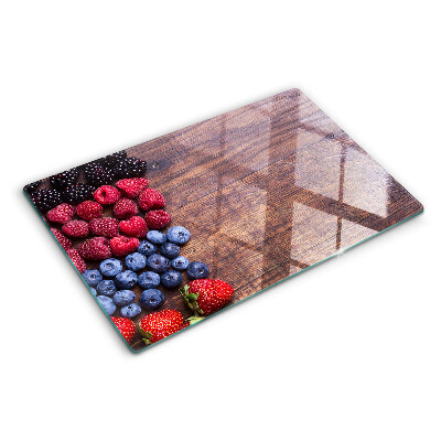 Tabla para cortar Frutos del bosque sobre un fondo de madera