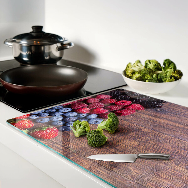 Tabla para cortar Frutos del bosque sobre un fondo de madera