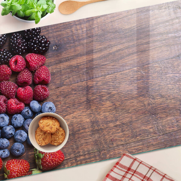 Tabla para cortar Frutos del bosque sobre un fondo de madera