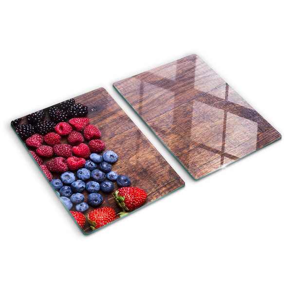 Tabla para cortar Frutos del bosque sobre un fondo de madera