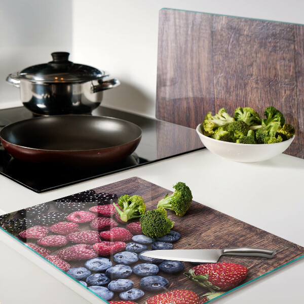 Tabla para cortar Frutos del bosque sobre un fondo de madera