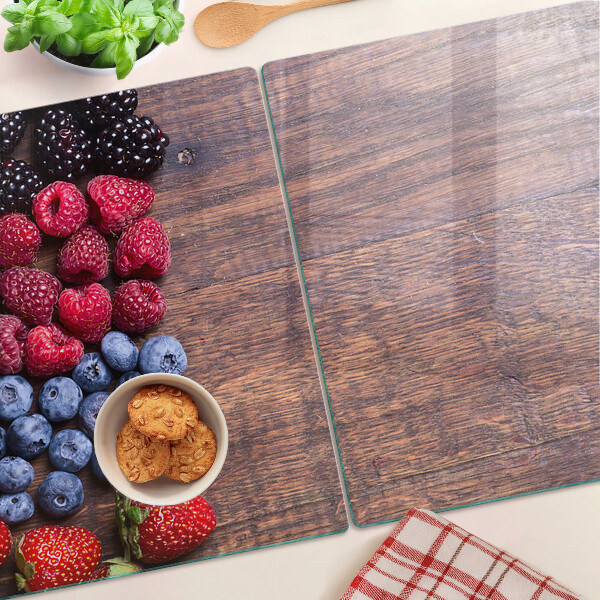 Tabla para cortar Frutos del bosque sobre un fondo de madera