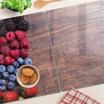 Tabla para cortar Frutos del bosque sobre un fondo de madera