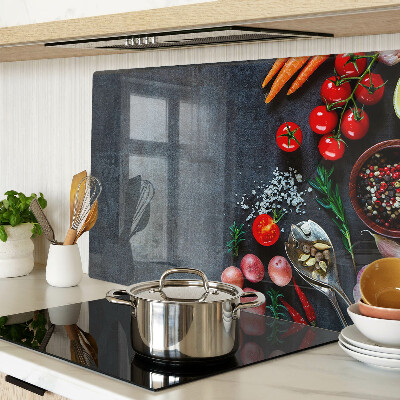 Tabla para cortar Verduras y especias sobre un fondo oscuro.