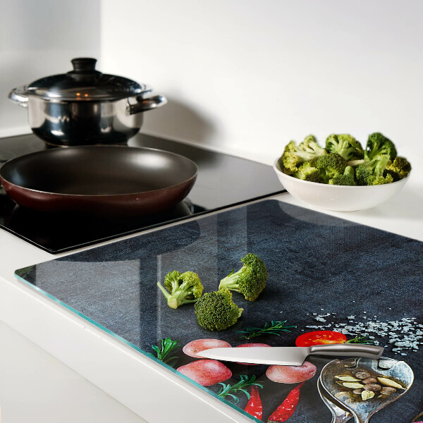 Tabla para cortar Verduras y especias sobre un fondo oscuro.