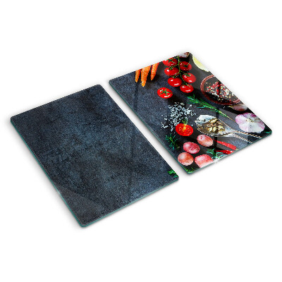 Tabla para cortar Verduras y especias sobre un fondo oscuro.