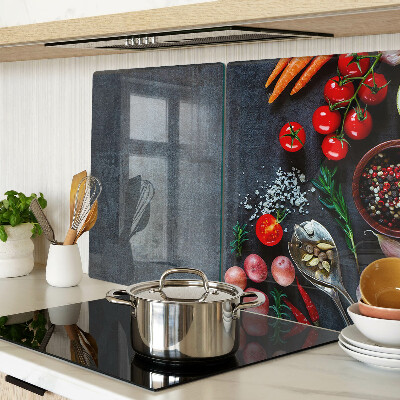 Tabla para cortar Verduras y especias sobre un fondo oscuro.