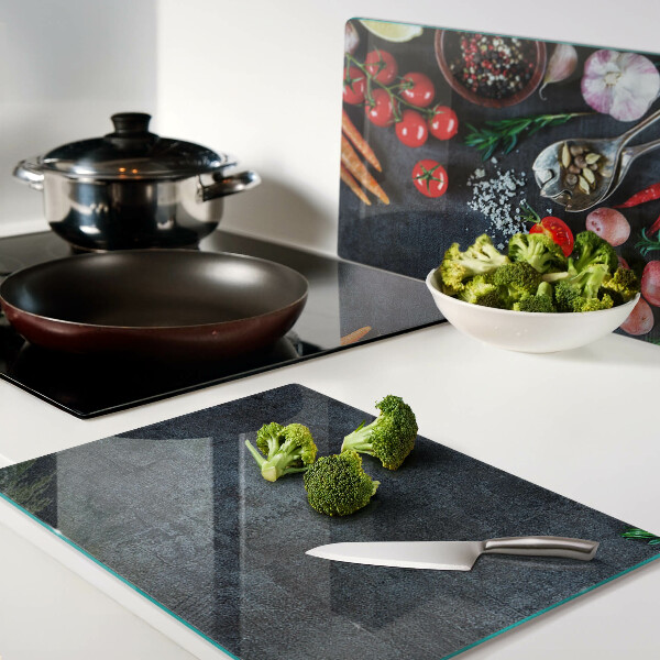 Tabla para cortar Verduras y especias sobre un fondo oscuro.