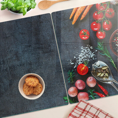 Tabla para cortar Verduras y especias sobre un fondo oscuro.