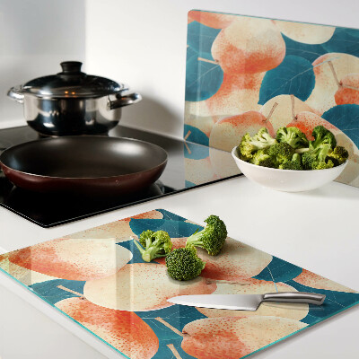 Tabla de cortar Melocotones sobre un fondo de hojas