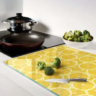 Tabla de cocina Rodajas de limón sobre un fondo amarillo