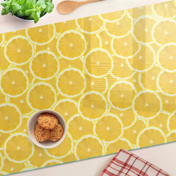 Tabla de cocina Rodajas de limón sobre un fondo amarillo