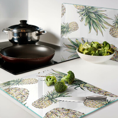 Tabla de cortar Piñas sobre un fondo blanco