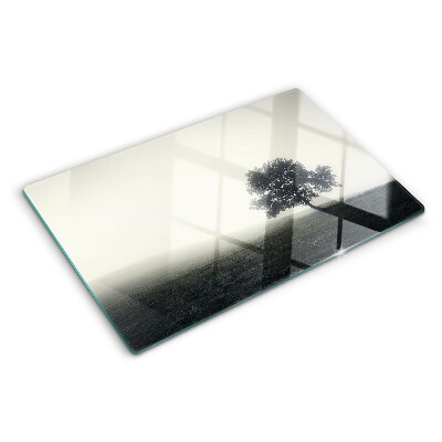 Tabla de cortar Un árbol en un paisaje brumoso