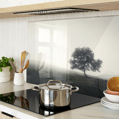 Tabla de cortar Un árbol en un paisaje brumoso