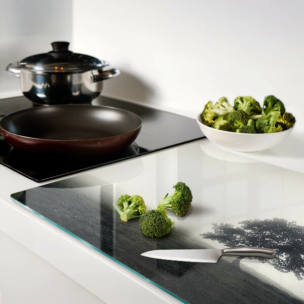 Tabla de cortar Un árbol en un paisaje brumoso